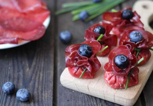 Fagottini di Bresaola della Valtellina IGP con robiola di capra e mirtilli_1